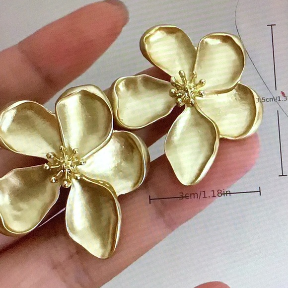 Elegant Gold Floral Earrings - Picture 4 of 4